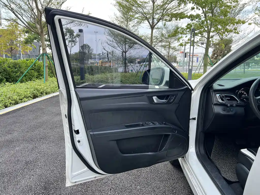 Bestune B30EV — миниатюра 9