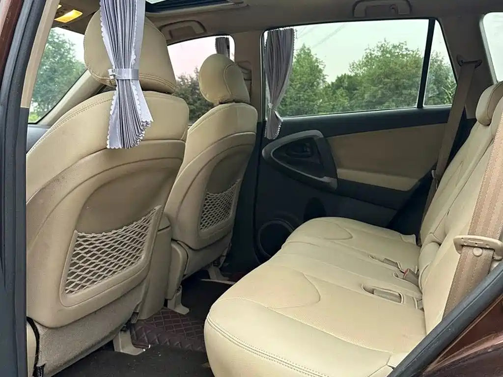 Toyota RAV4 — миниатюра 7