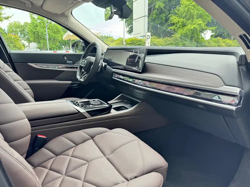 BMW 7 Series — миниатюра 9