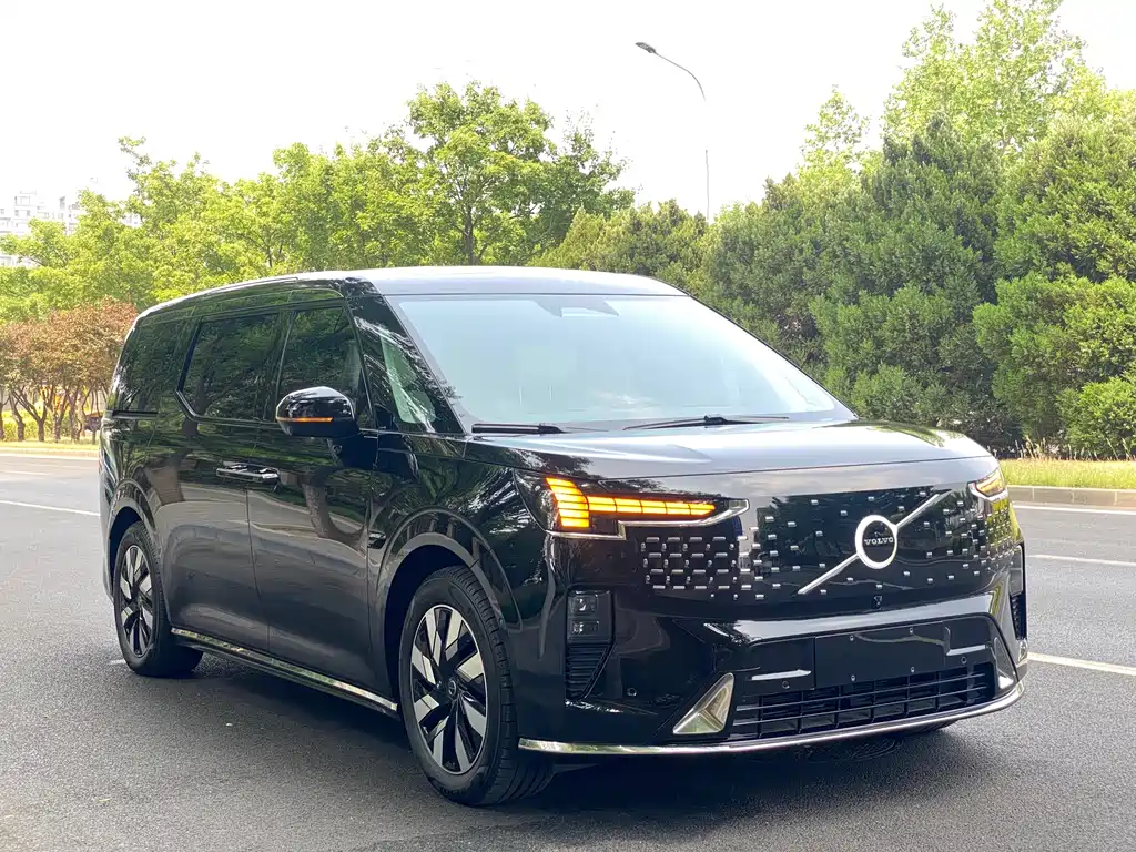 Volvo EM90 2025 Ultra мест