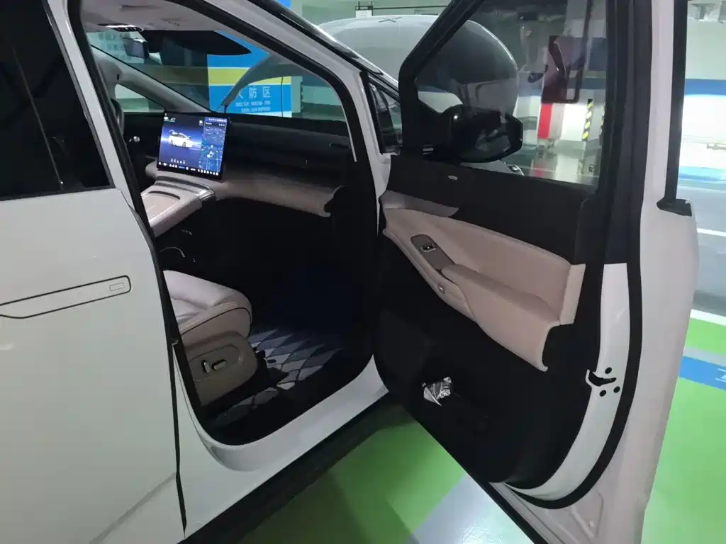XPeng X9 — миниатюра 18