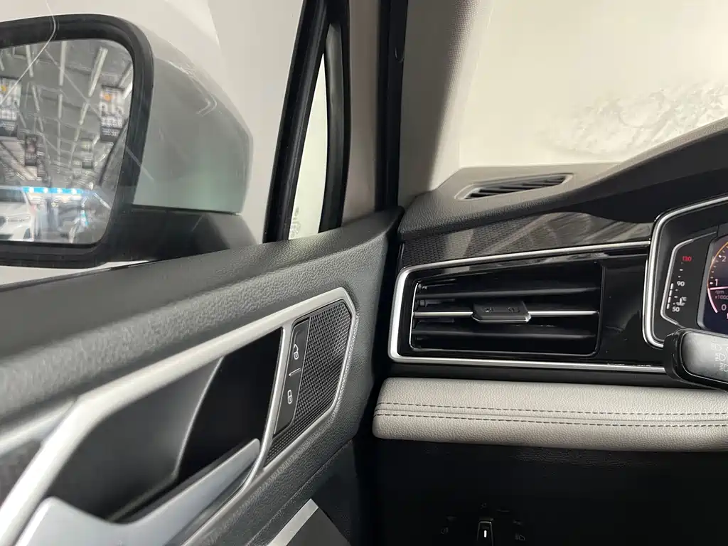 Volkswagen Tiguan L — миниатюра 21