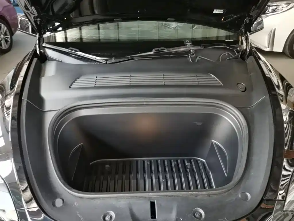 Tesla Model Y — миниатюра 20