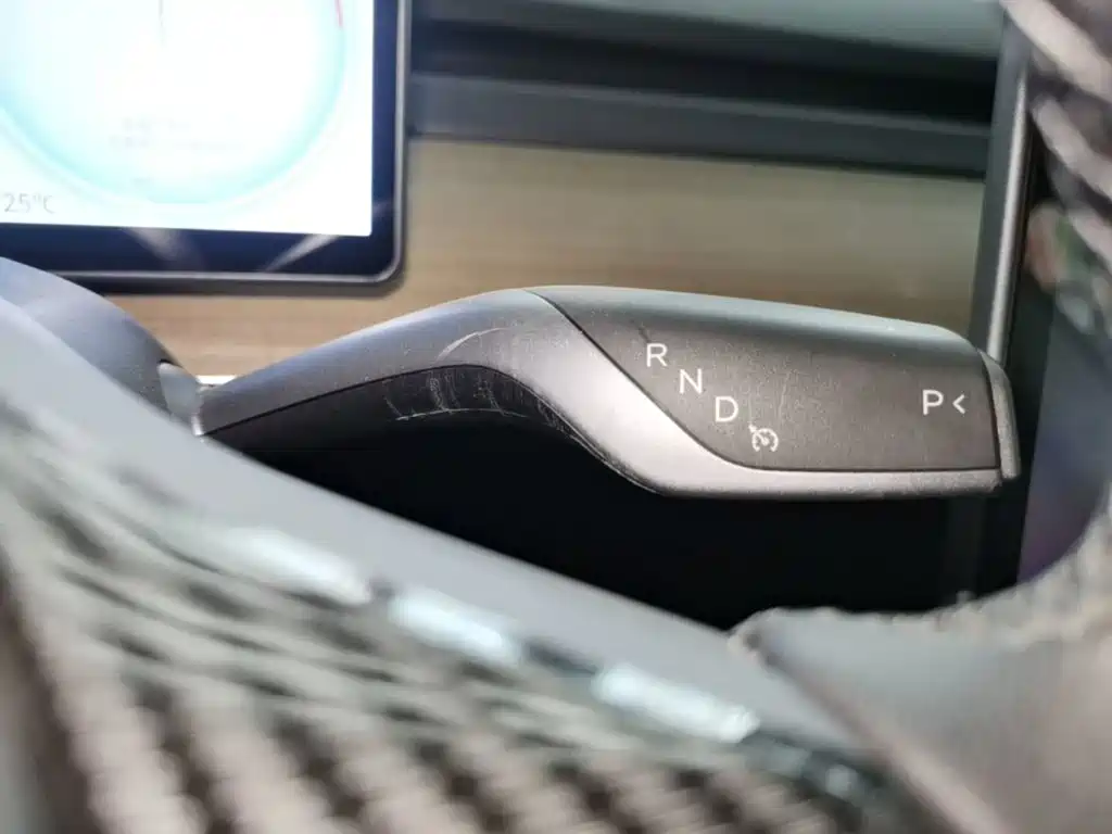 Tesla Model Y — миниатюра 14