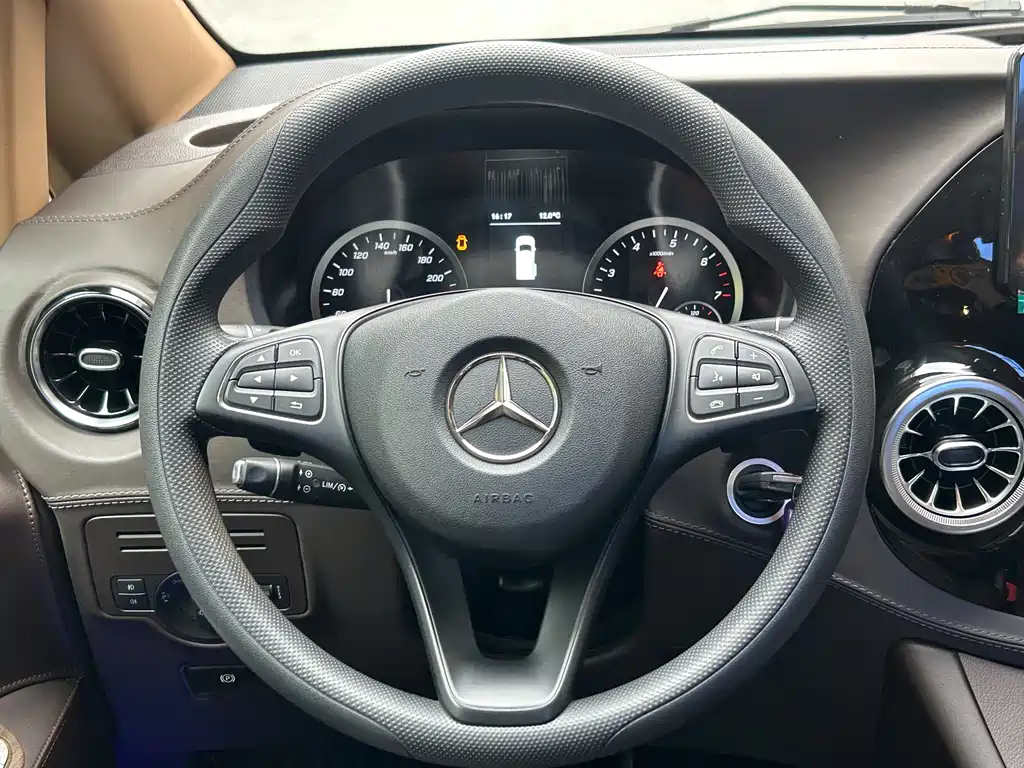 Mercedes-Benz Vito 2023 2.0T 7 мест