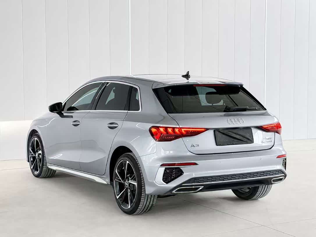 Audi A3 1.4 л 2023 г. Серебристо-серый, пробег 40000 км