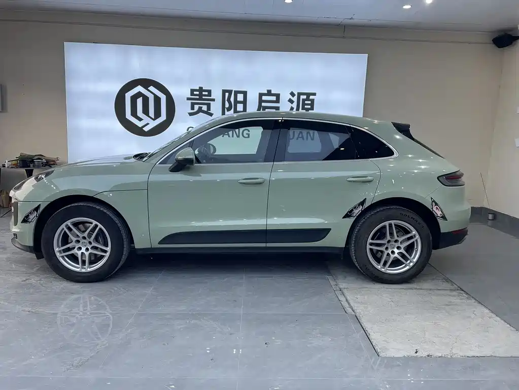 PORSCHE MACAN