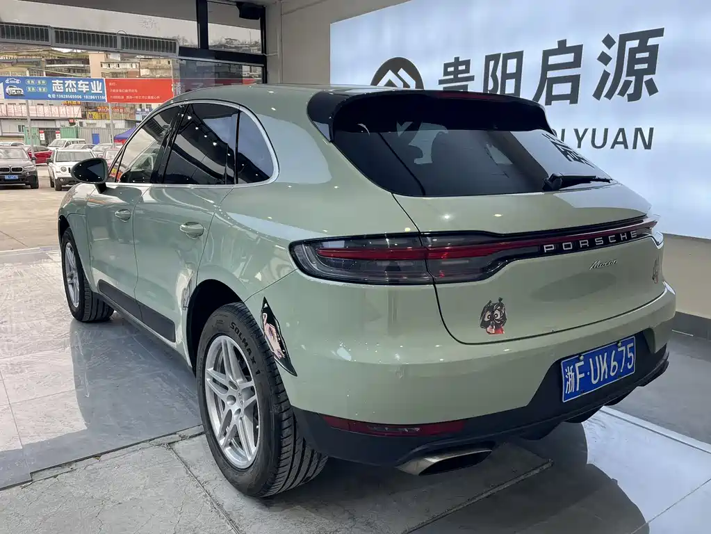 PORSCHE MACAN
