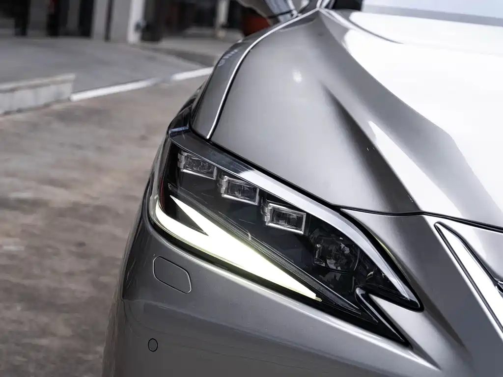 Lexus ES 2022 300h Premium