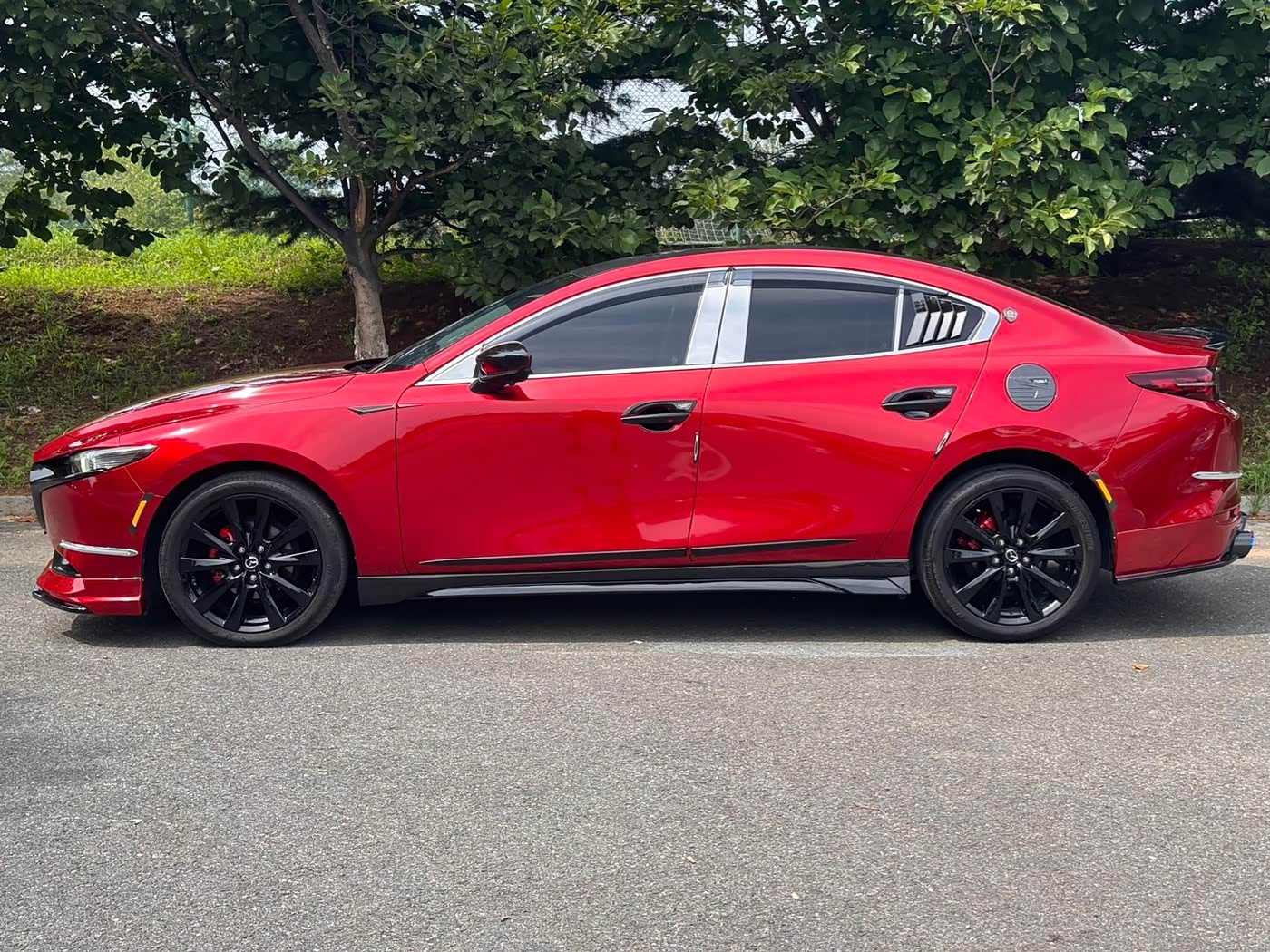 Mazda Mazda3 Axela 2.0 л 2023 г. красный/фиолетовый, пробег 15000 км