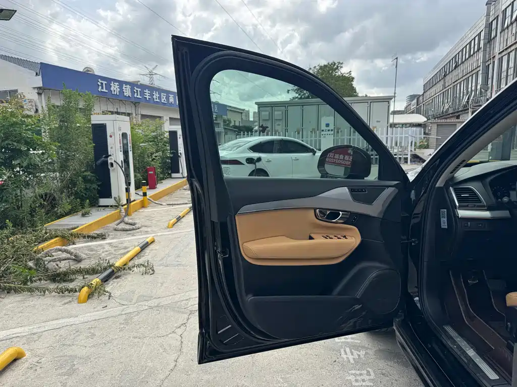 Volvo XC90 — миниатюра 6