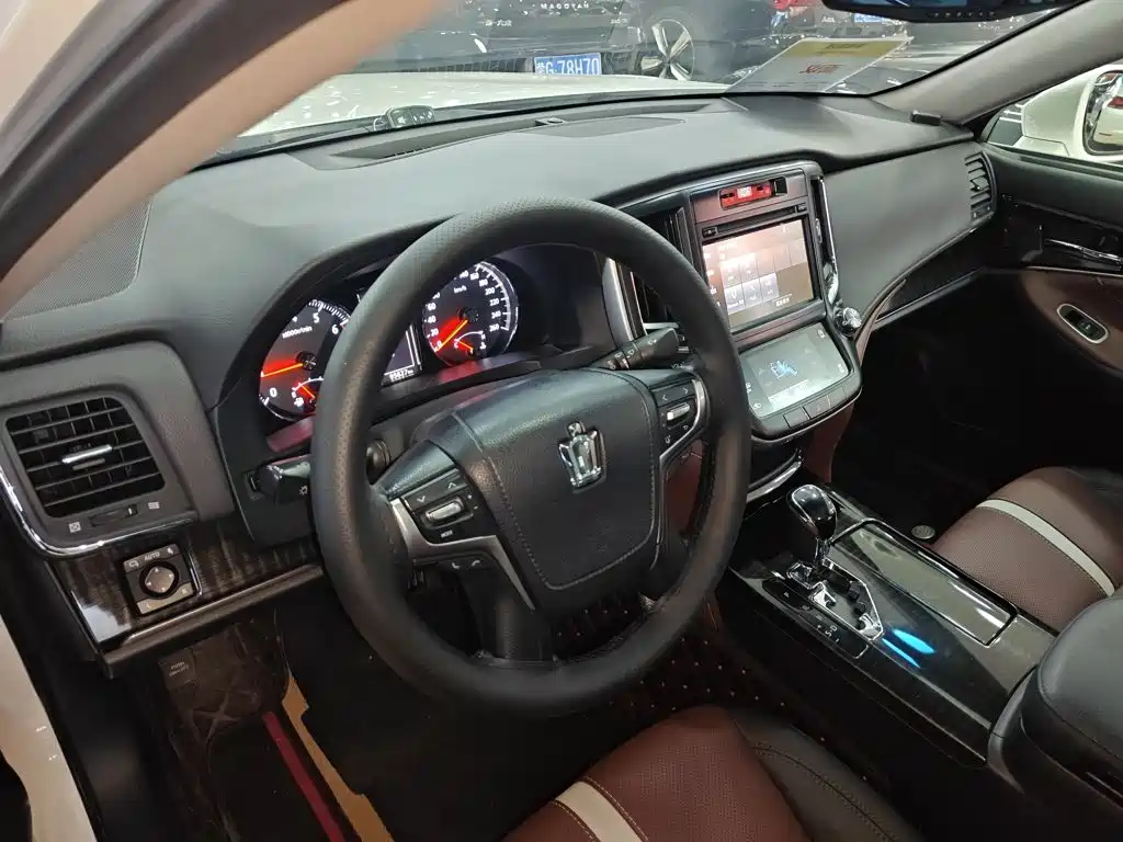 Toyota Crown — миниатюра 9