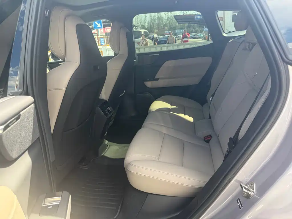 Volvo XC70 PHEV — миниатюра 18