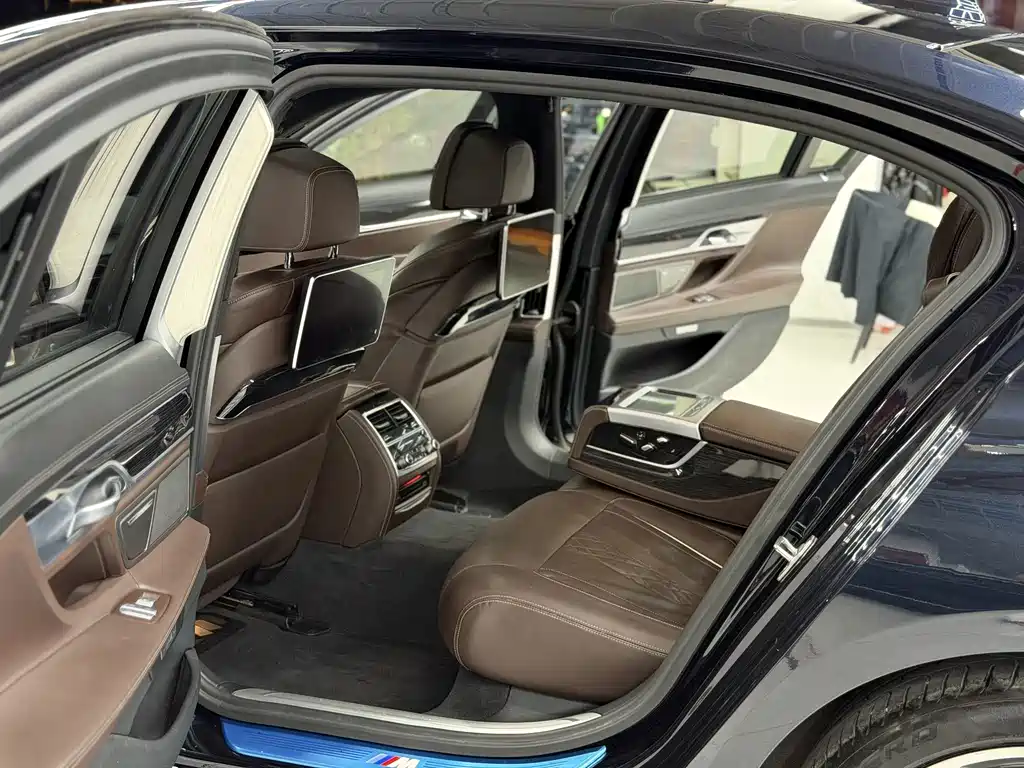 BMW 7 Series — миниатюра 10