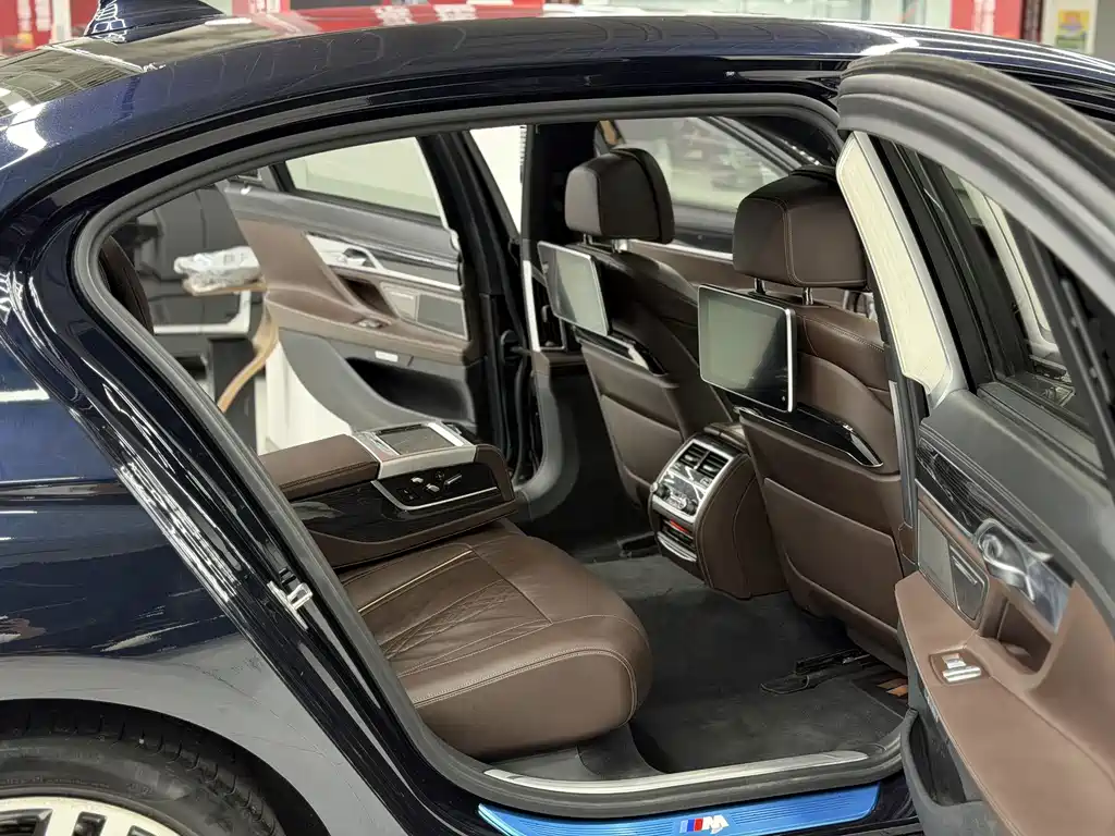 BMW 7 Series — миниатюра 11