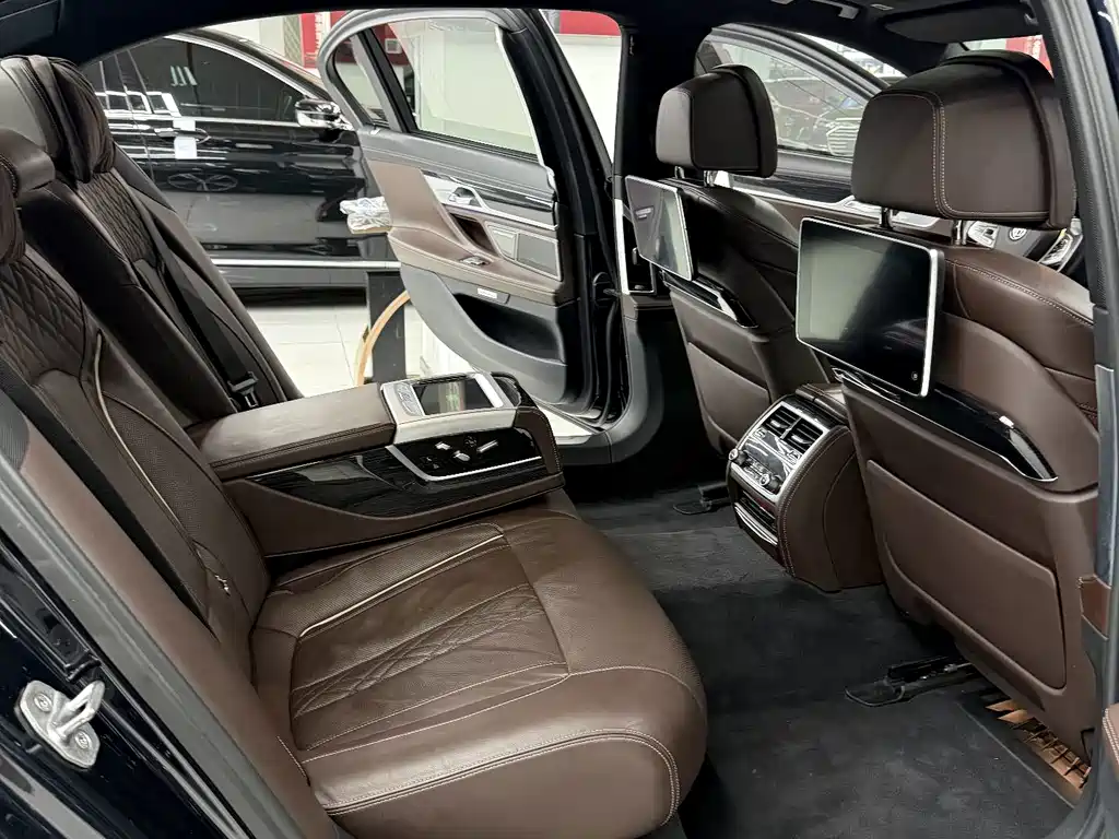 BMW 7 Series — миниатюра 14