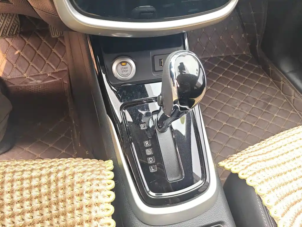 Nissan Tiida — миниатюра 7
