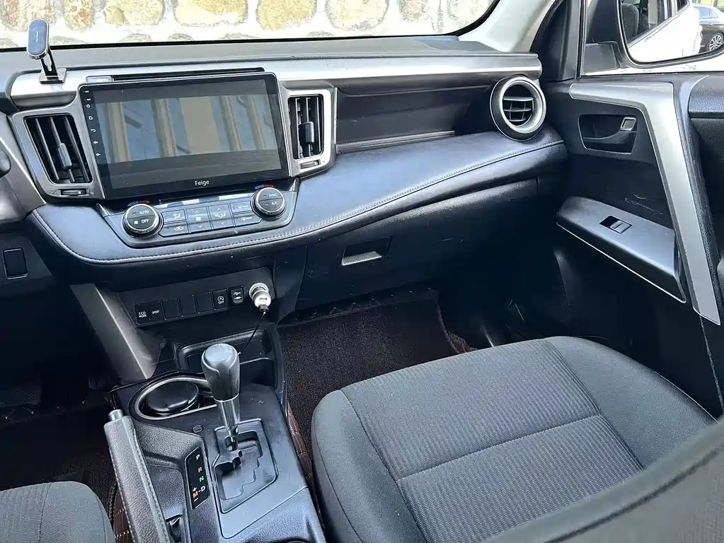 Toyota RAV4 — миниатюра 12