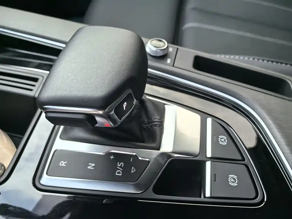 Audi A4L 2023 40 TFSI Luxury