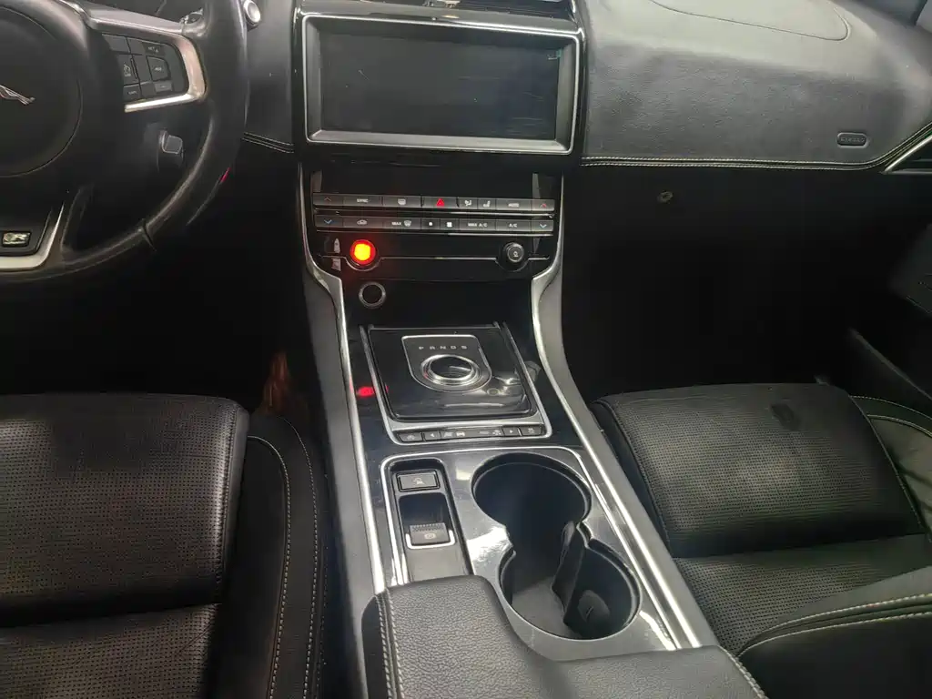 Jaguar XE 2.0T 200PS R-Sport, фото 15