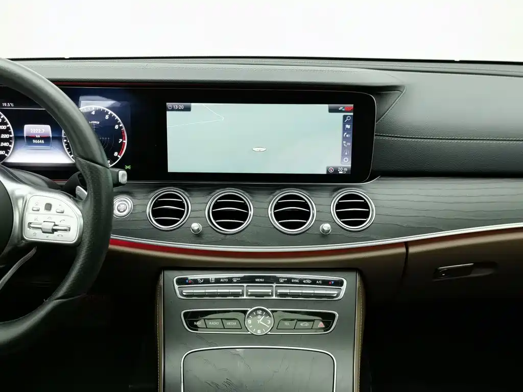 Mercedes-Benz E-Class — миниатюра 12