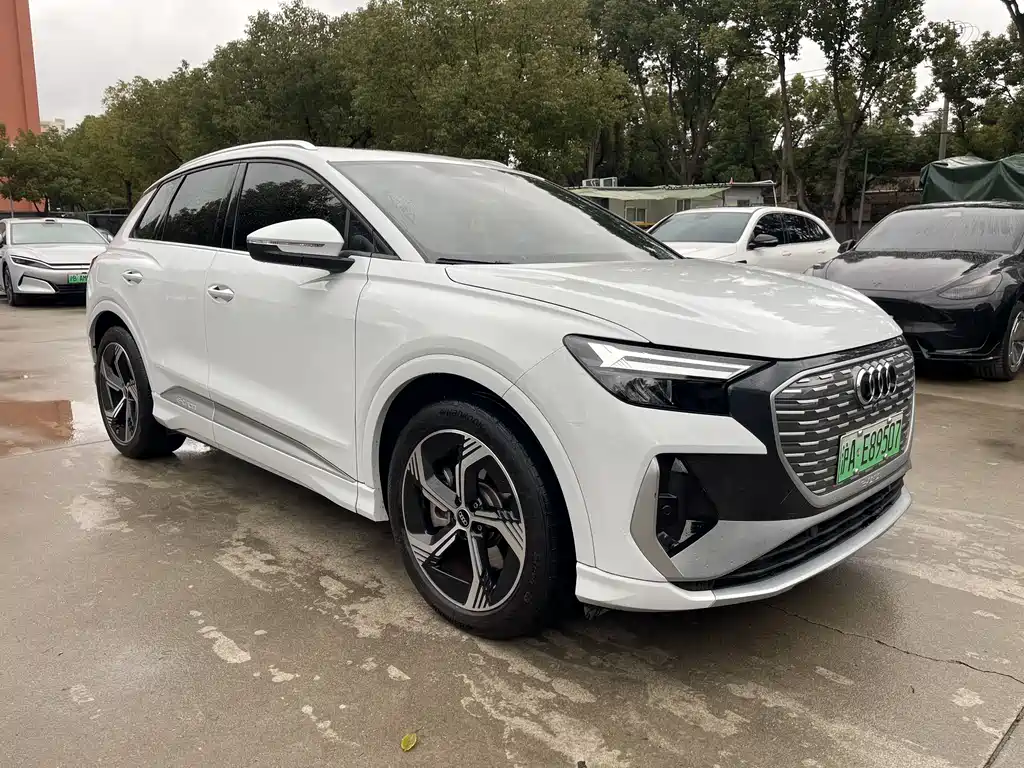 AUDI Q4 E TRON