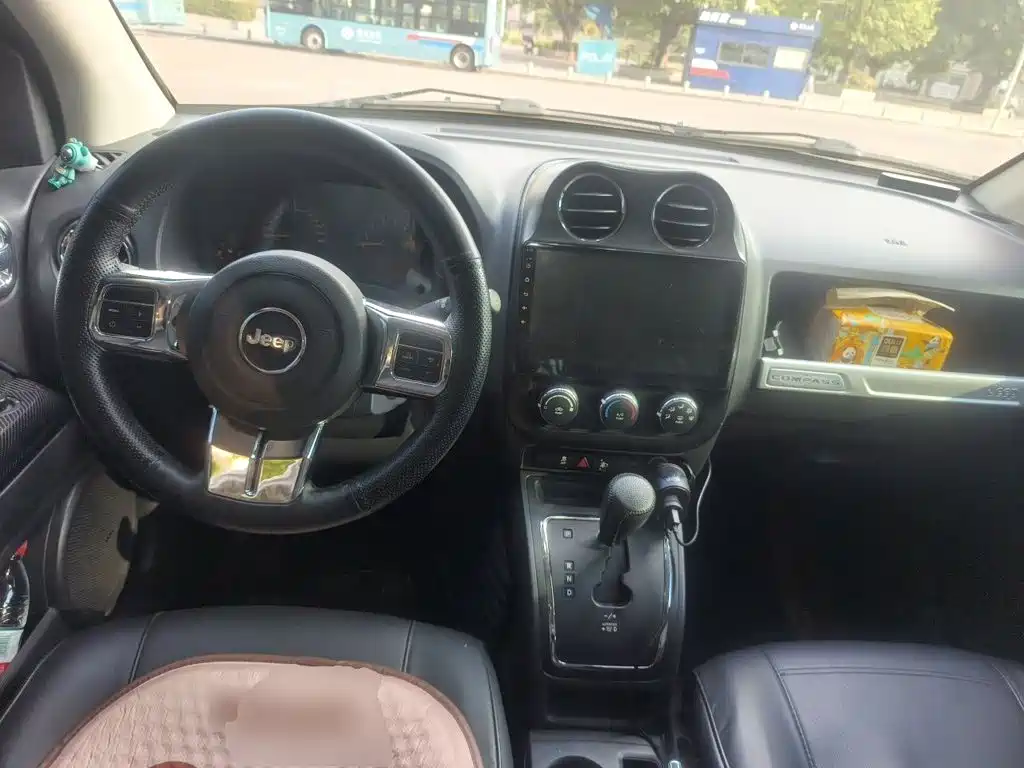 Jeep Compass (Import) — миниатюра 10