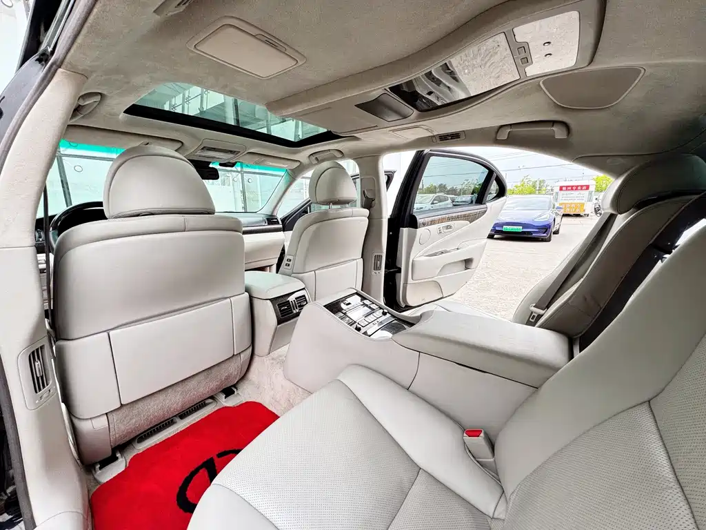 Lexus LS — миниатюра 11