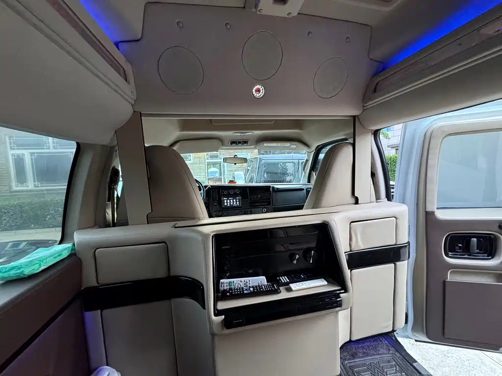 GMC Savana — миниатюра 8