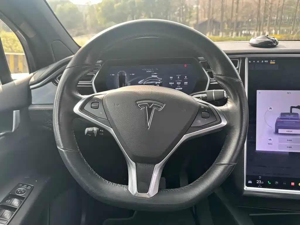 TESLA MODEL X