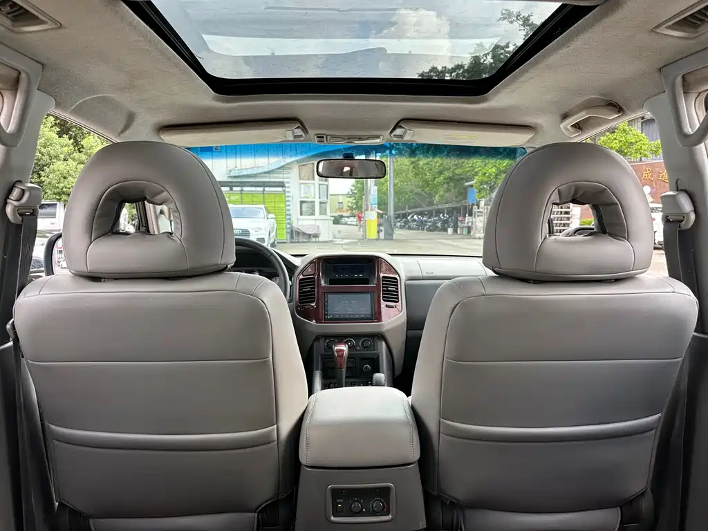 Mitsubishi Pajero — миниатюра 10