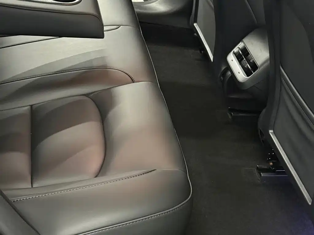Tesla Model 3 — миниатюра 10