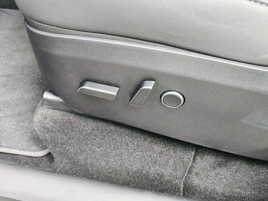 Tesla Model Y — миниатюра 12