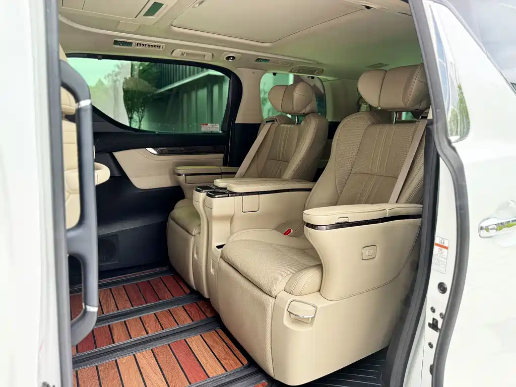 Toyota Alphard — миниатюра 12