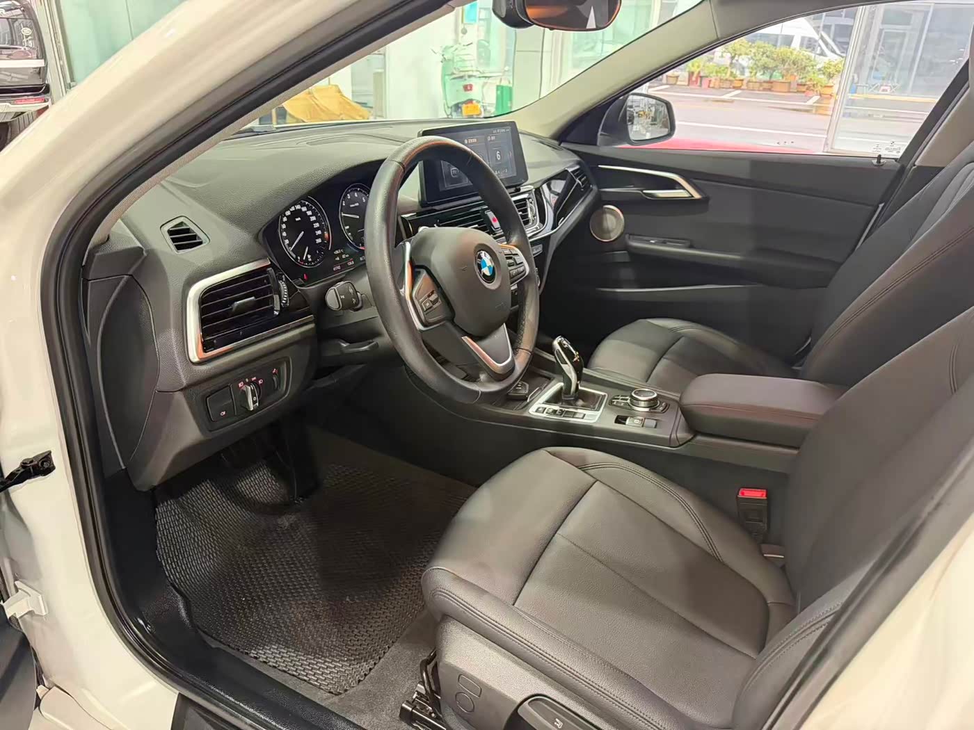 BMW 1 Series 1.5 л 2022 г. Белый, пробег 40000 км