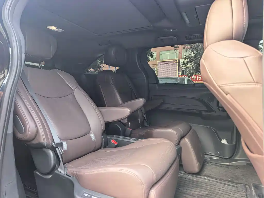 Toyota Granvia — миниатюра 4