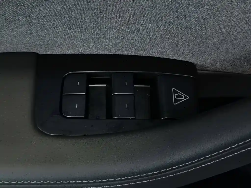 Tesla Model 3 — миниатюра 9