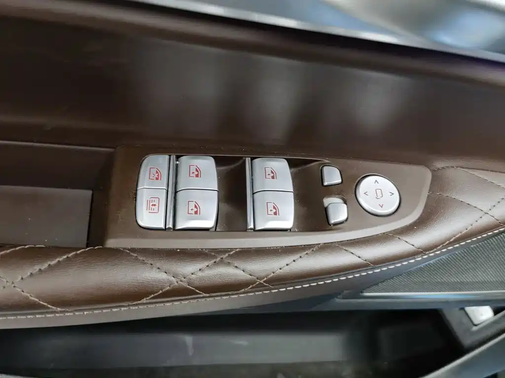 BMW 7 Series — миниатюра 9