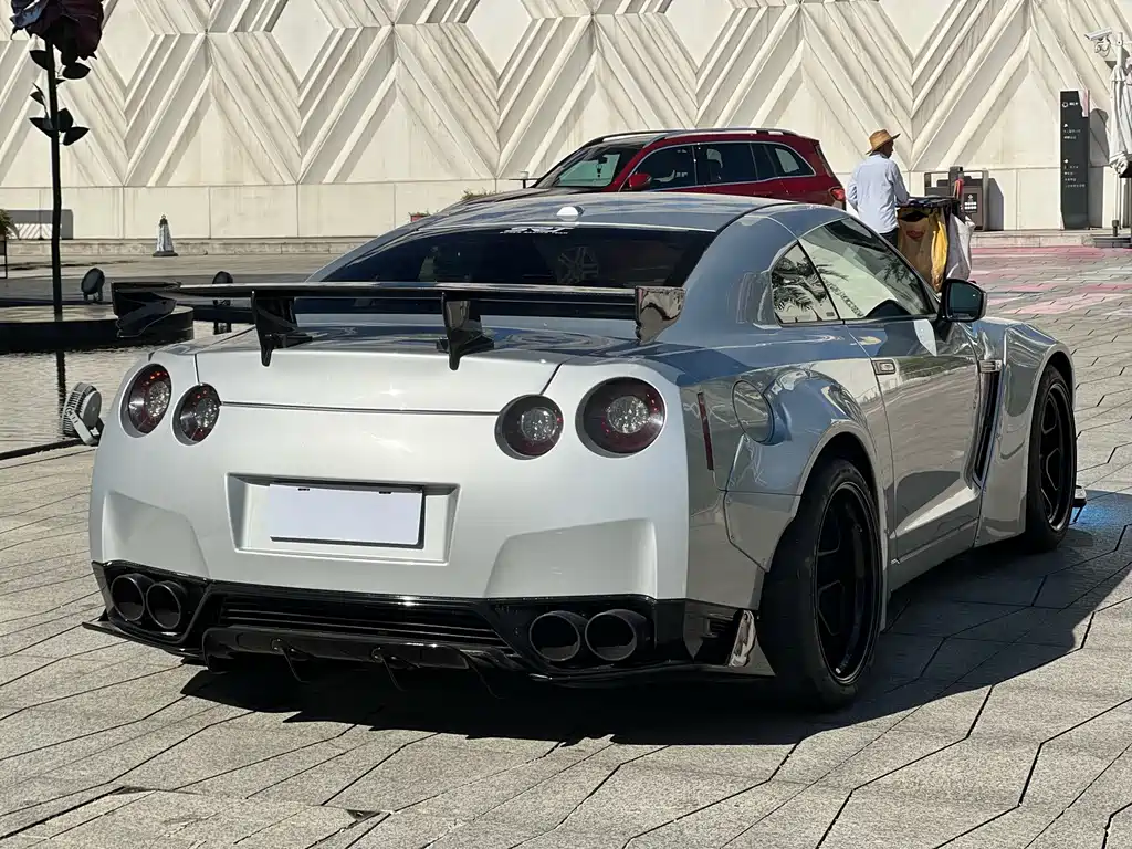 Nissan GT-R — миниатюра 6