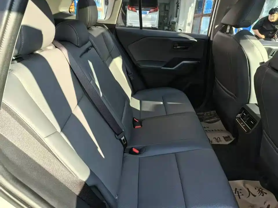 Toyota RAV4 — миниатюра 10