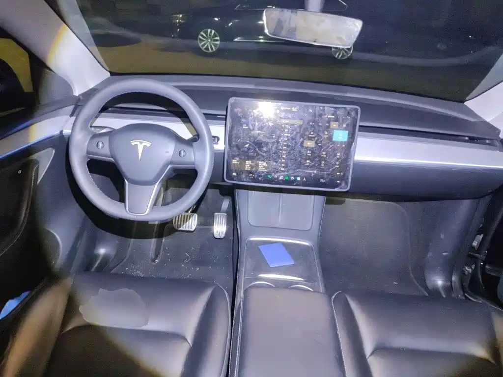 Tesla Model Y — миниатюра 5