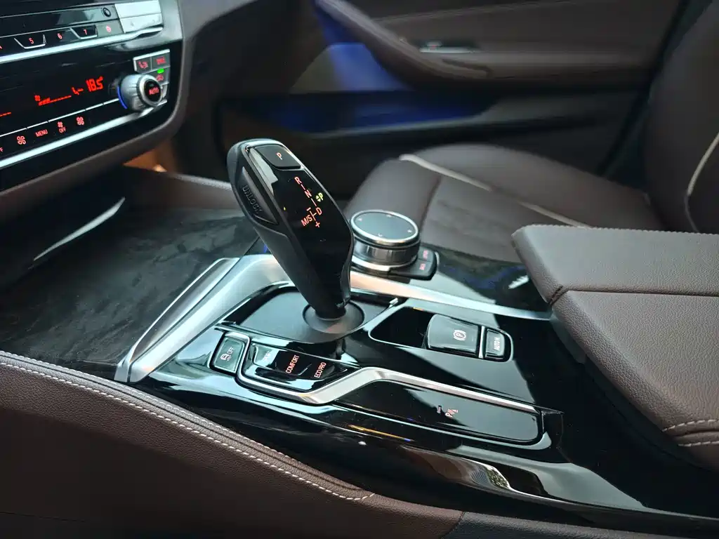 BMW 5 Series — миниатюра 11