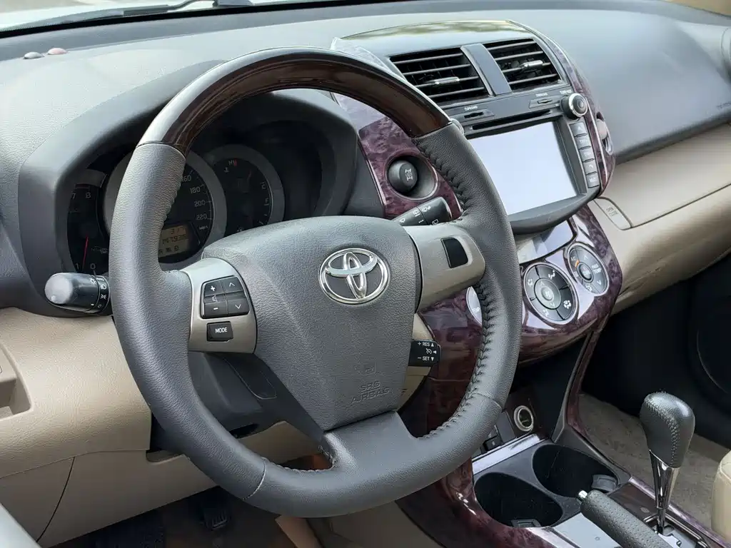Toyota RAV4 — миниатюра 7
