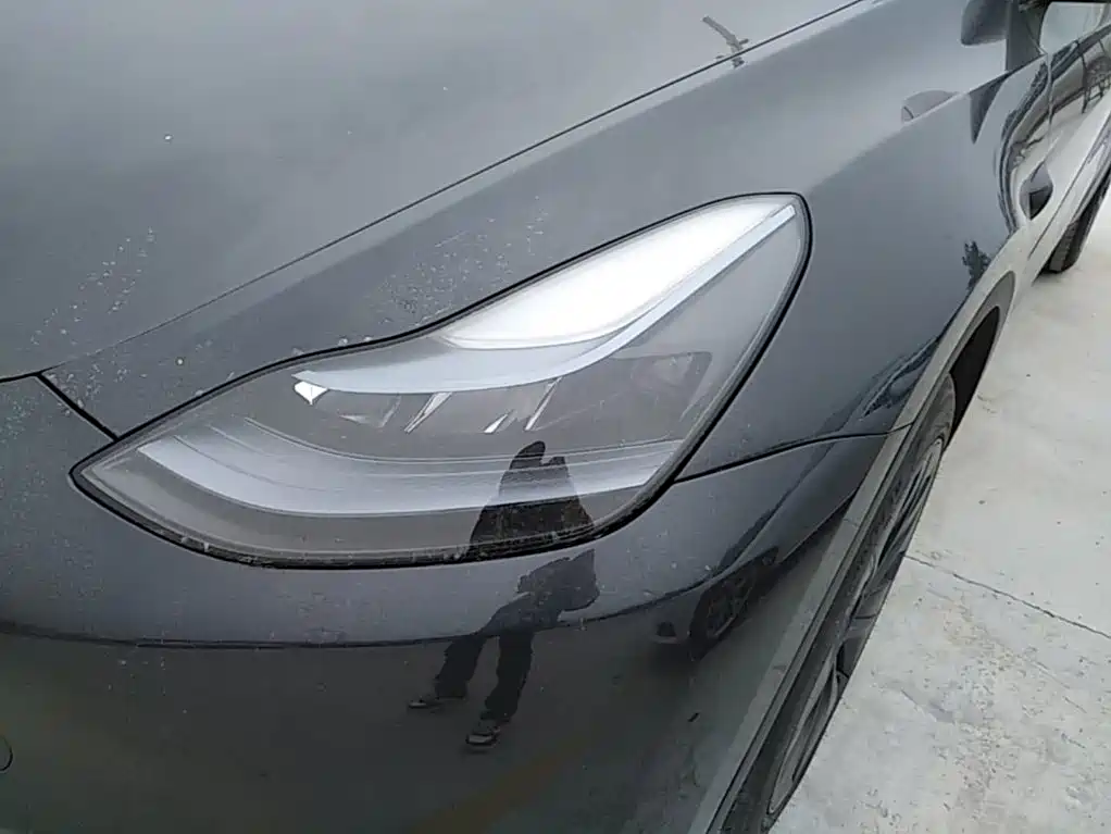 Tesla Model Y — миниатюра 24