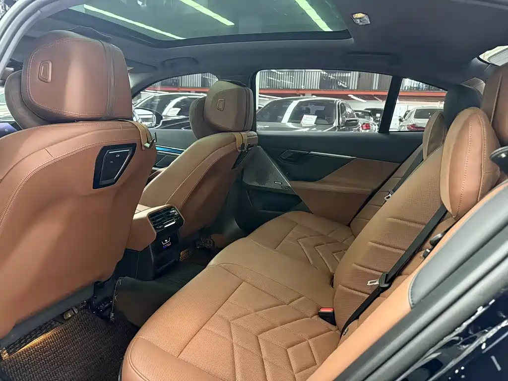 BMW 5 Series — миниатюра 11