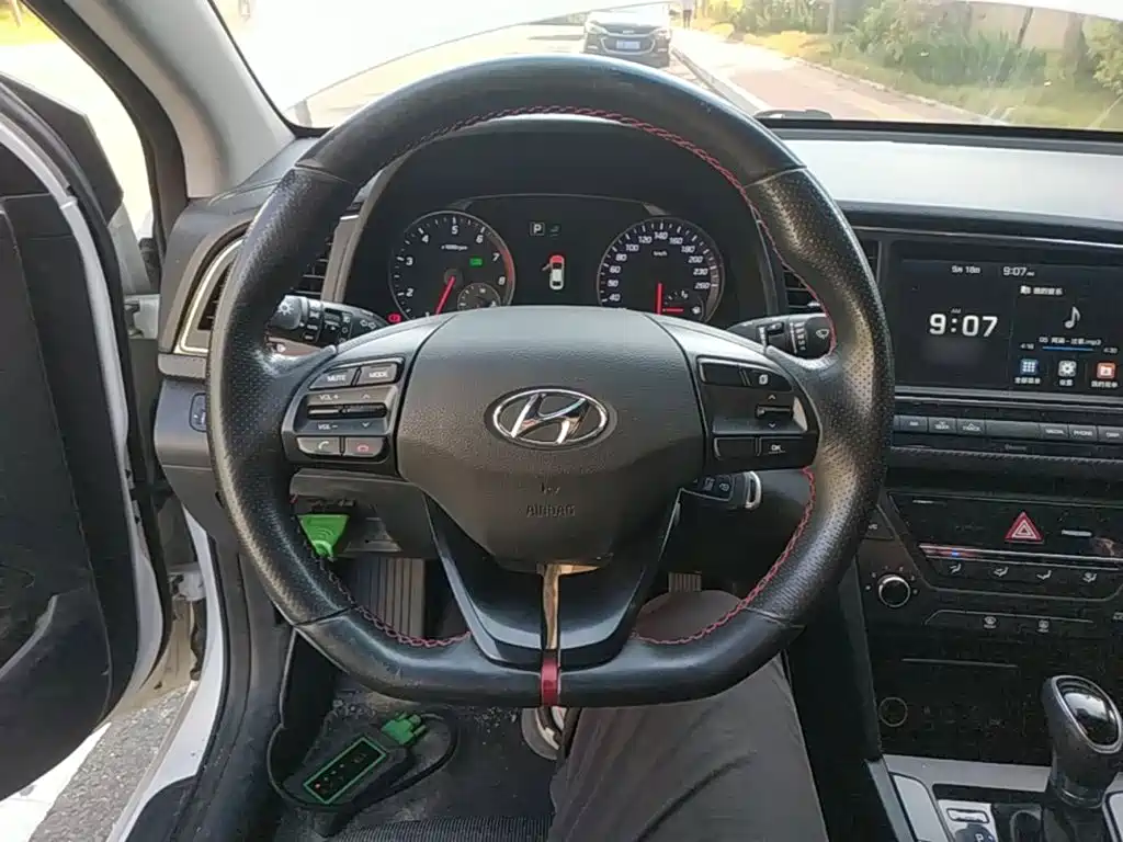 Hyundai Elantra — миниатюра 11