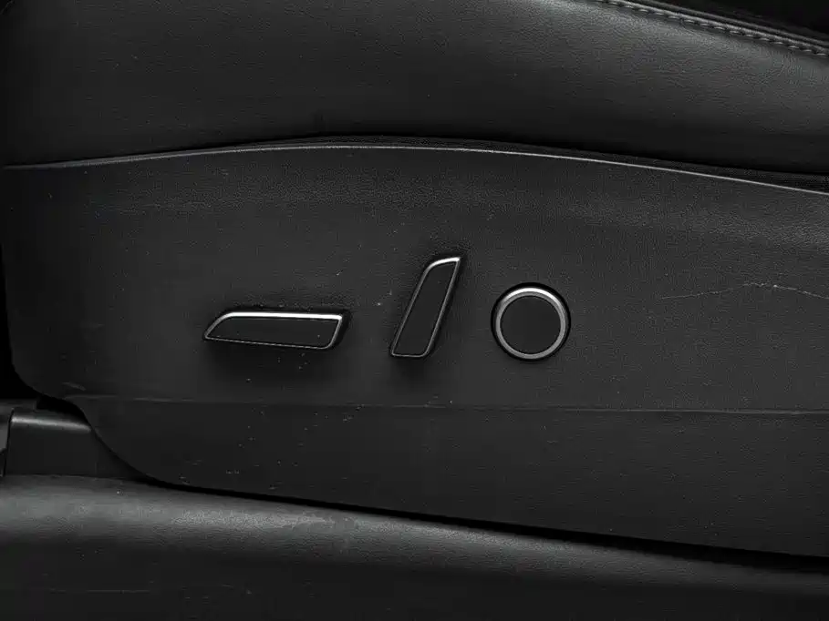 Tesla Model Y — миниатюра 13