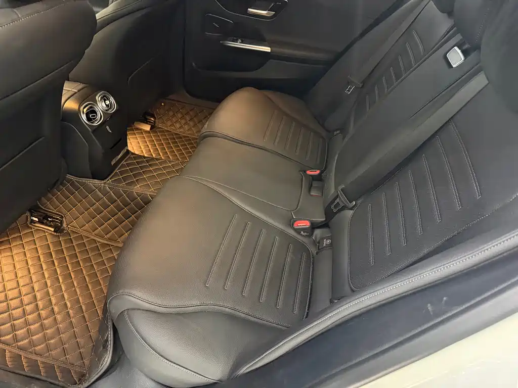 Mercedes-Benz C-Class — миниатюра 13