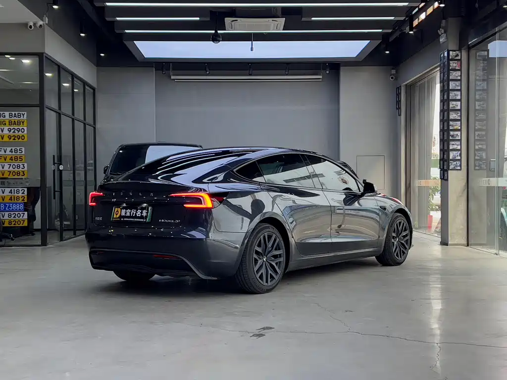 Tesla Model 3 — миниатюра 4