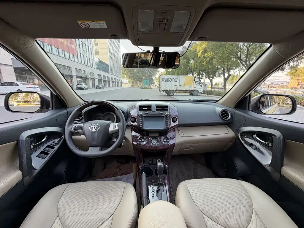 Toyota RAV4 — миниатюра 10